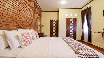 Superior Room | Desk, bed sheets