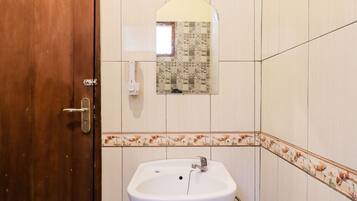 Superior Room | Bathroom | Shower, rainfall showerhead, towels