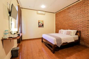 Desk, bed sheets - Hotel Ndalem Ayem (Borobudur)
