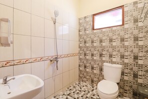 Habitación superior | Baño | Ducha, cabezal de ducha tipo lluvia y toallas