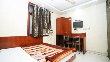 Double Room | Desk, free WiFi, bed sheets