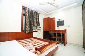 Desk, free WiFi, bed sheets - Hotel Ashirwad near New Delhi Railway Station, Paharganj (New Delhi)
