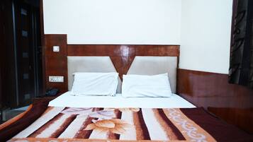 Double Room | Desk, free WiFi, bed sheets