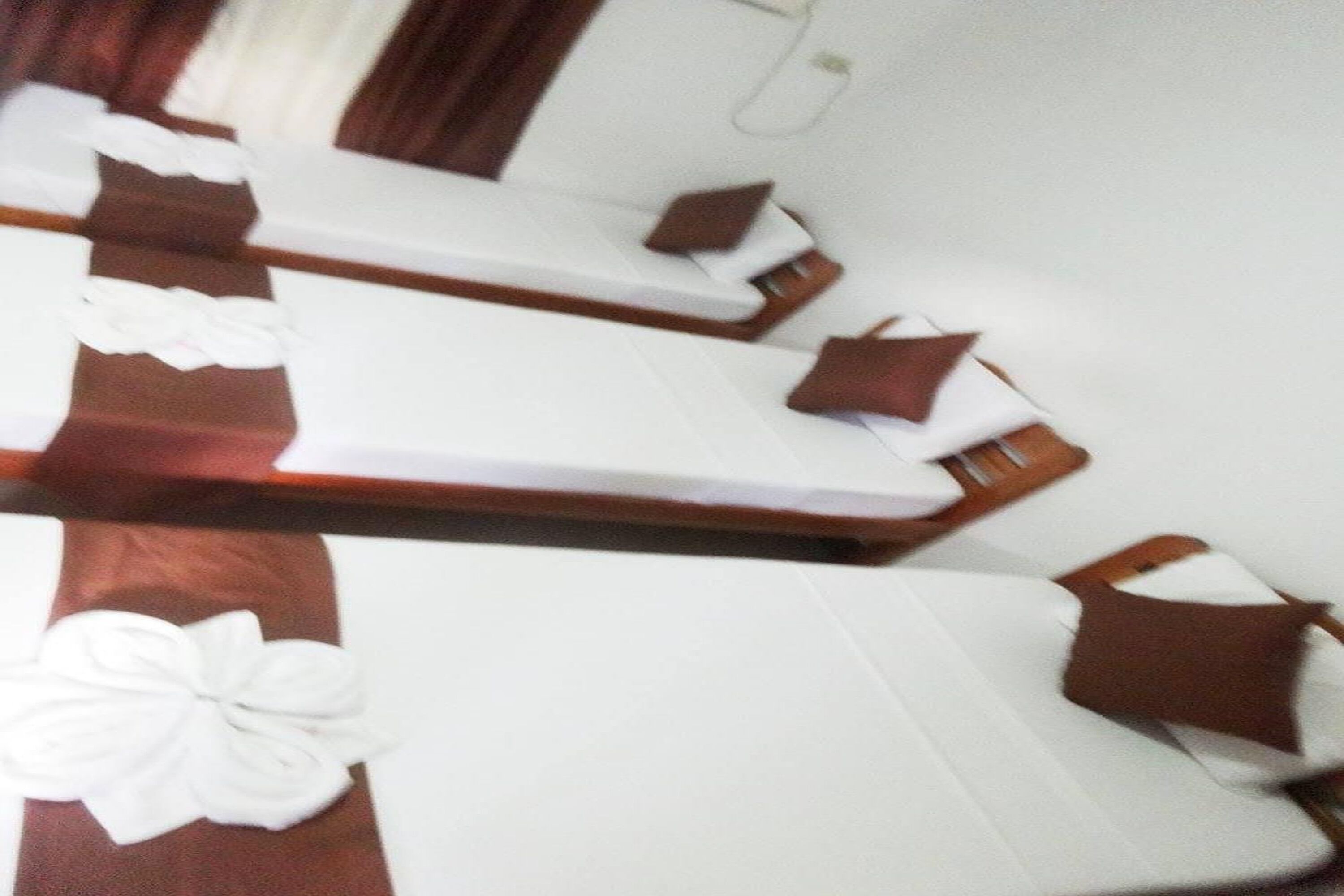 Ein Hotelzimmer mit einem Bett, einem kleinen Tisch und einem Sessel.