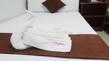 Habitación cuádruple | Escritorio, wifi gratis y ropa de cama
