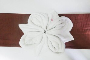 Driepersoonskamer | Een bureau, gratis wifi, beddengoed