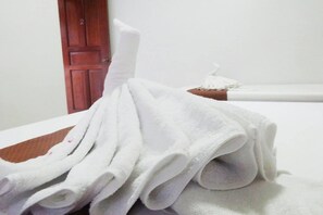 Desk, free WiFi, bed sheets - Tenzai Homestay (Puerto Princesa)
