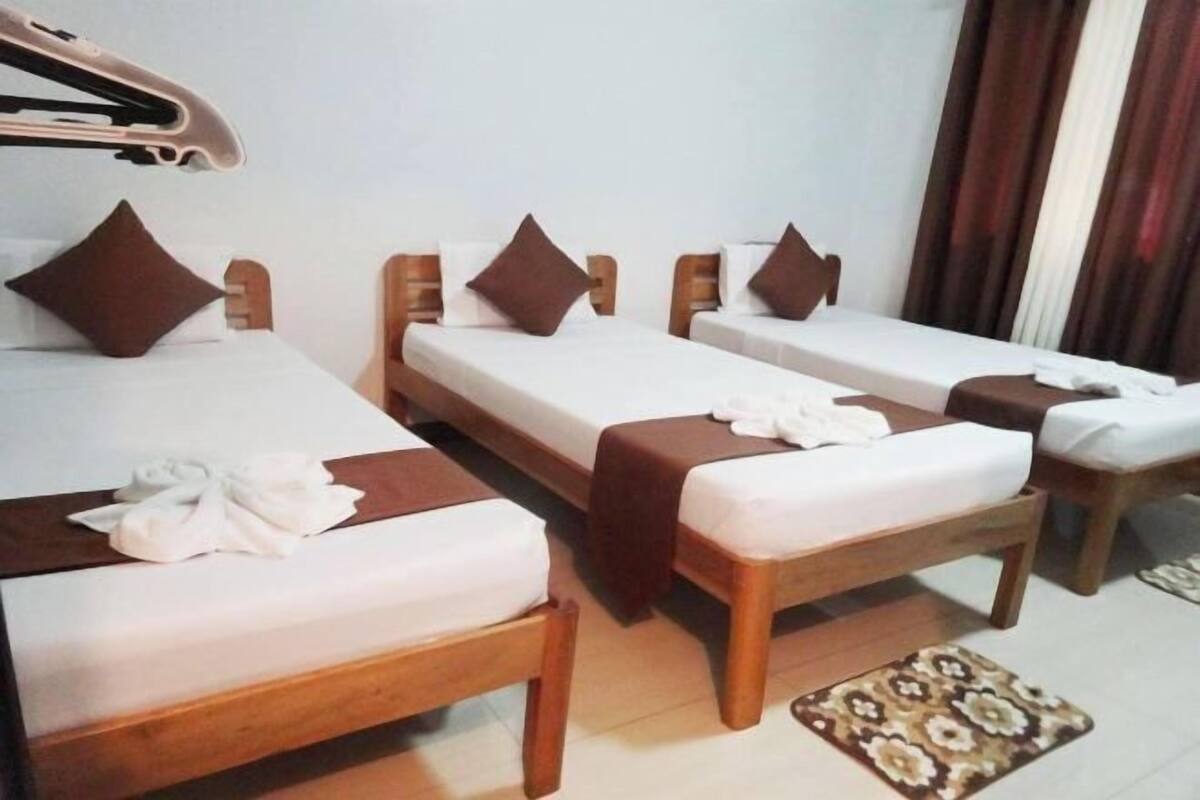 Escritorio, wifi gratis y ropa de cama 
