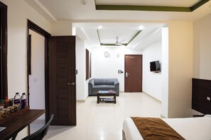 Chambre Double Luxe | Bureau, fer et planche à repasser, lits pliants/supplémentaires