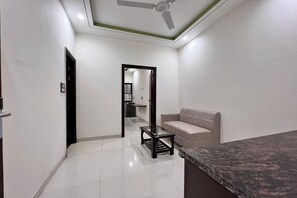 Lobby sitting area - HR Grand Hotel (New Delhi)