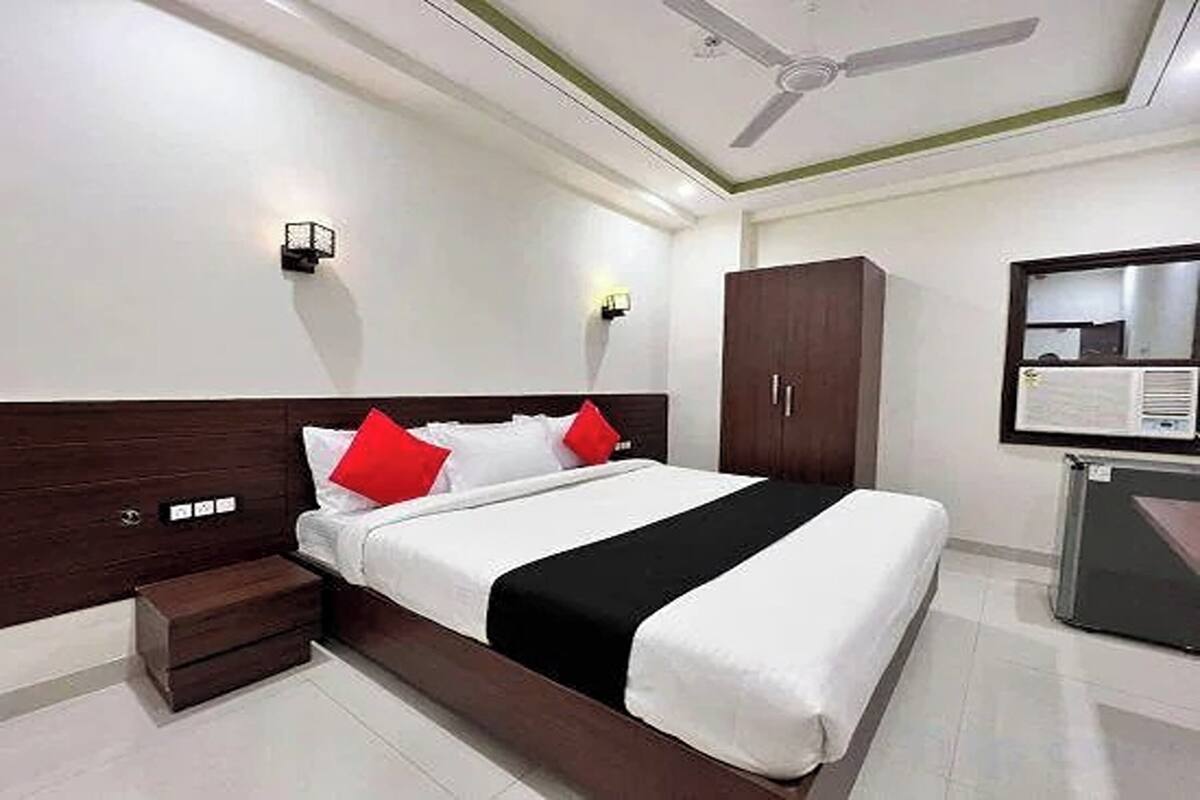 Premium Room | Desk, iron/ironing board (on request), rollaway beds (surcharge)