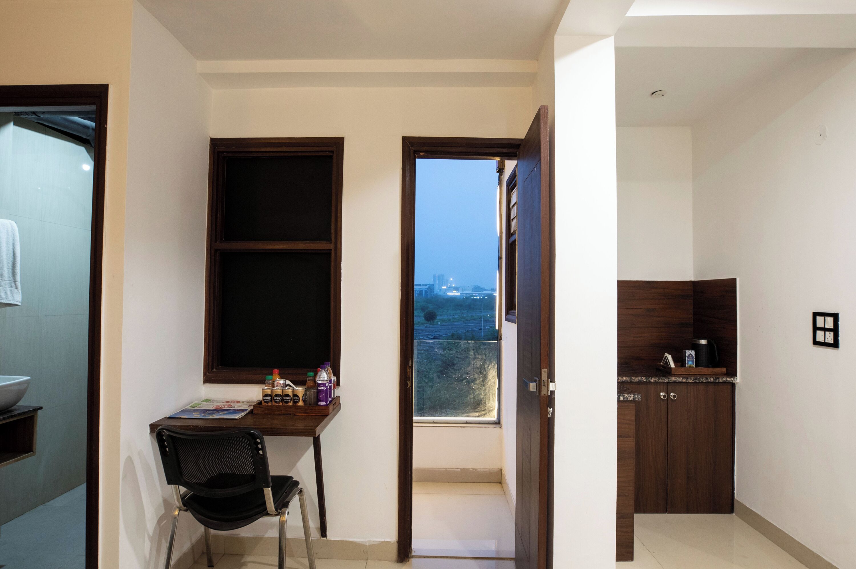 Escritorio, tabla de planchar con plancha y camas plegables/adicionales 