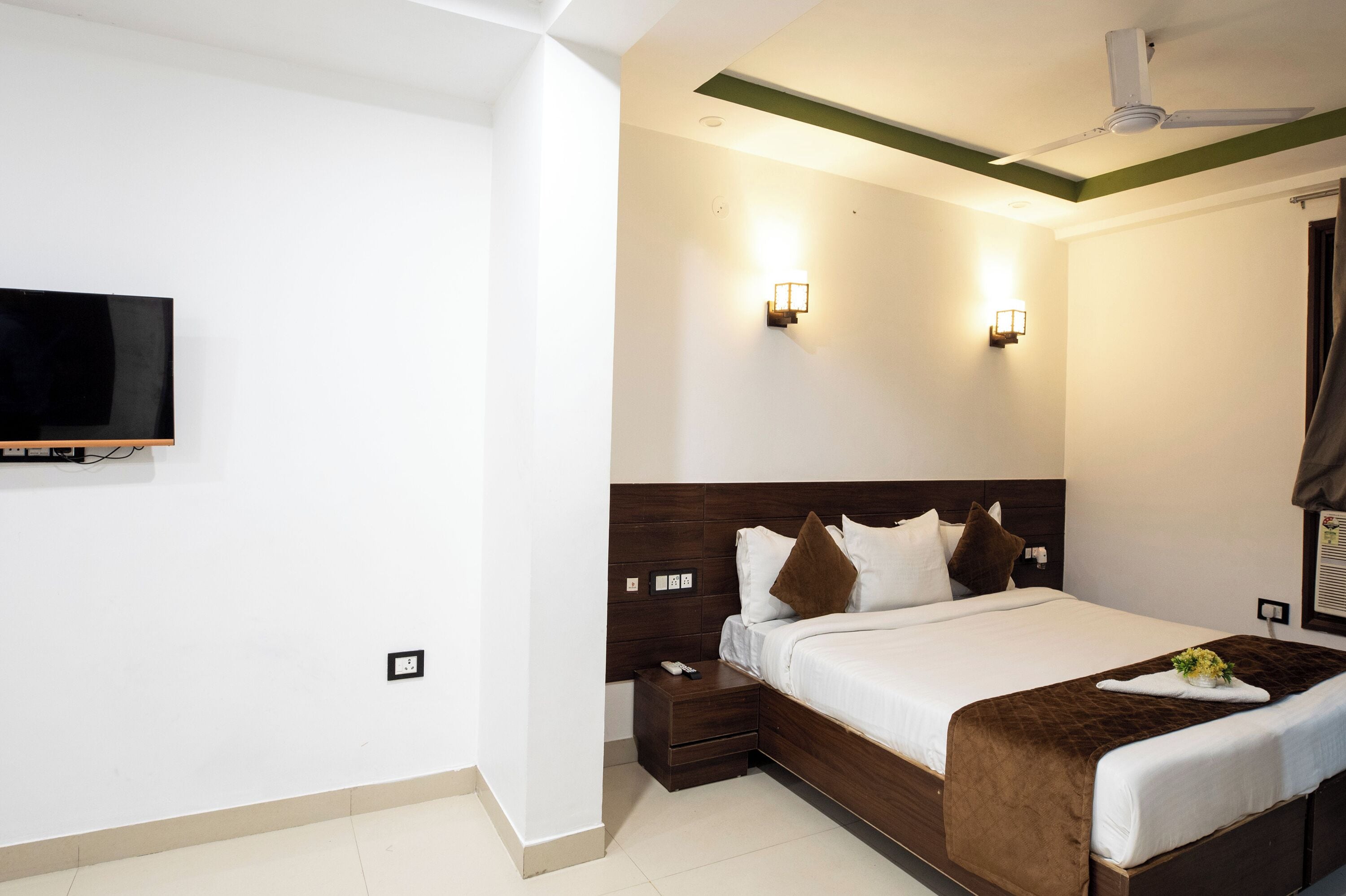 Luxe tweepersoonskamer | Een bureau, een strijkplank/strijkijzer, extra bedden, gratis wifi