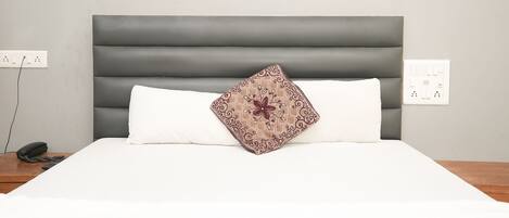 Classic Triple Room | Desk, bed sheets