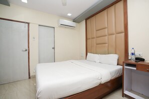 Classic Double Room | Desk, bed sheets - Hotel Royal Aqua (Mumbai)