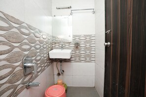 Standaard kamer | Badkamer | Een douche, een regendouche, gratis toiletartikelen, een bidet
