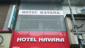 A hotel sign with the name "HOTEL HAVANA" in both English and Hindi. - Hotel Havana (Mumbai)