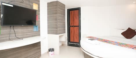 Deluxe Room | Desk, free WiFi, bed sheets