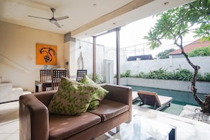 Villa, 2 Bedrooms | Meja, seterika/papan seterika, Wi-fi percuma, cadar katil 