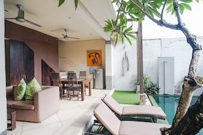 Villa, 2 habitaciones | Escritorio, tabla de planchar con plancha, wifi gratis y ropa de cama 