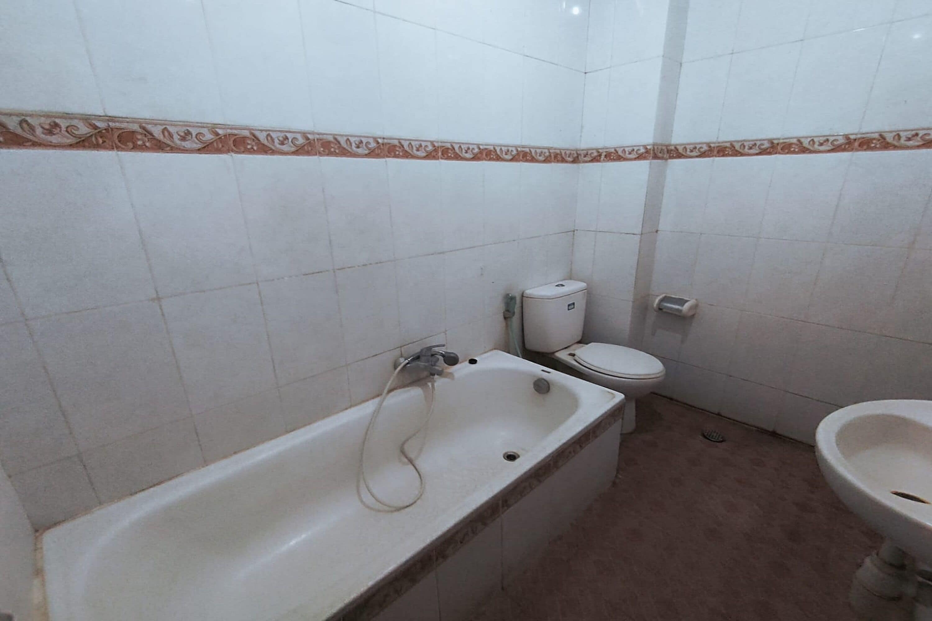 Shower, rainfall showerhead, free toiletries, towels