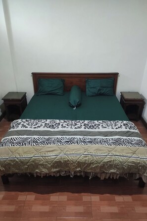 Standard Double Room | Free WiFi, bed sheets - Hotel Bima (Klaten)