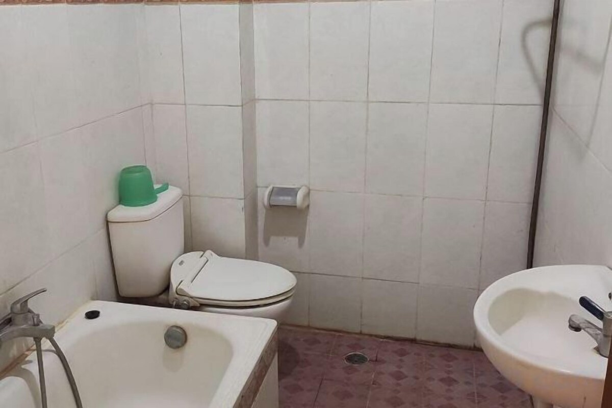Shower, rainfall showerhead, free toiletries, towels