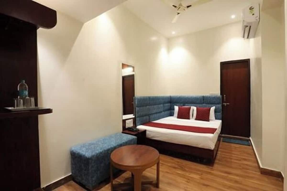 Desk, WiFi (free), bed sheets