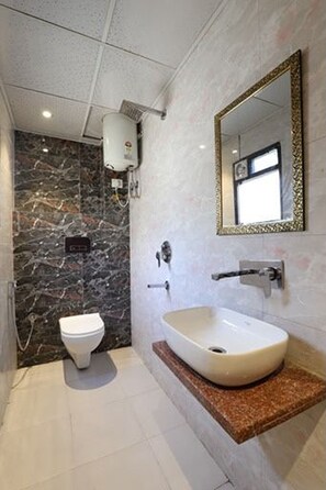 Quarto triplo | Banheiro | Chuveiro, chuveiro com efeito de chuva, bidê, toalhas de banho