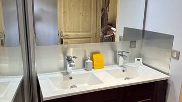 Douche, sèche-cheveux, serviettes fournies, savon