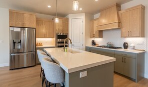 Kjøleskap, mikrobølgeovn, ovn og kokeplater