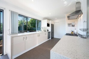 Fridge, microwave, oven, stovetop - "Family Tides" – Short Stroll to the Beach (Copacabana)