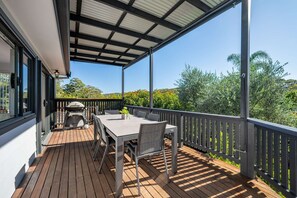 Outdoor dining - "Family Tides" – Short Stroll to the Beach (Copacabana)