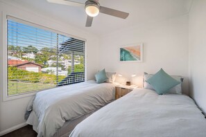 4 bedrooms, iron/ironing board, WiFi, bed sheets - "Family Tides" – Short Stroll to the Beach (Copacabana)