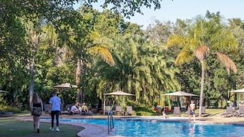 3 albercas al aire libre y camastros