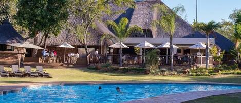 3 piscines extérieures, chaises longues