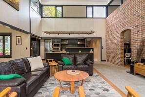 House | Living room | Flat-screen TV - Belongil Laneway (Byron Bay)