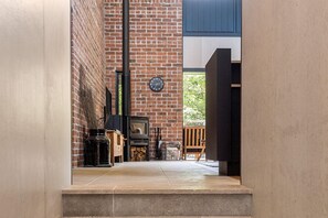 House | Living area | Flat-screen TV - Belongil Laneway (Byron Bay)