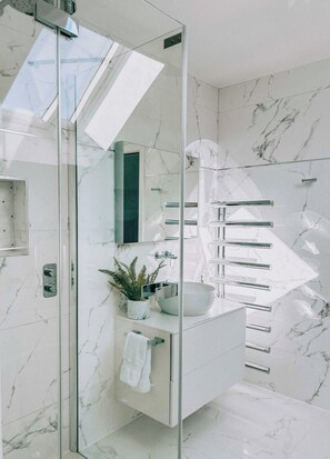 Hair dryer, soap - Luxury home with Harbour Views in Poole (Dorset)