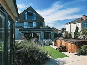 Outdoor dining - Luxury Home With Harbour Views in Poole (Dorset)