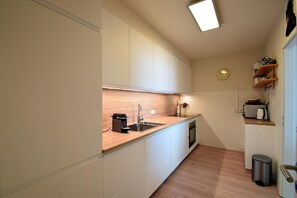 Een magnetron, een oven, een kookplaat, een vaatwasser