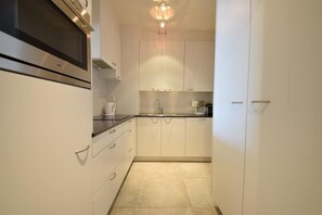 Réfrigérateur, micro-ondes, plaque de cuisson, lave-vaisselle