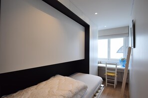 3 slaapkamers, een strijkplank/strijkijzer, internet
