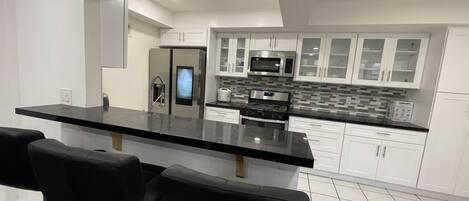 Réfrigérateur, micro-ondes, plaque de cuisson, lave-vaisselle