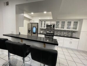 Refrigerador, microondas, parrilla de estufa y lavavajillas 