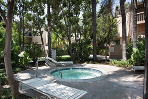 Tina de hidromasaje al aire libre