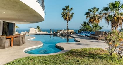 Striking Ocean View with huge Pool - walk to Beach