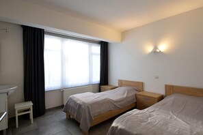 3 slaapkamers, een strijkplank/strijkijzer, internet