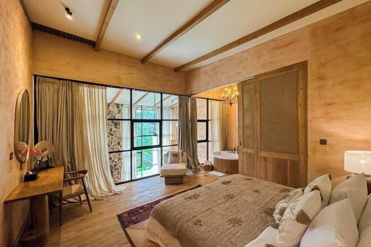 Egyptian cotton sheets, premium bedding, minibar (some free items)