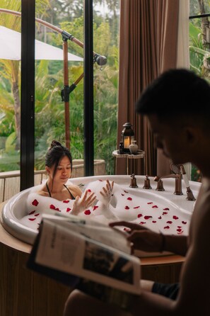 Hydromassage showerhead, free toiletries, hair dryer, bathrobes - Magical Jungle Resort and Spa (Ubud)